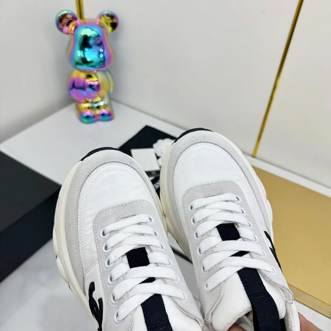 👟👟Ex-factory price 680👟👟 Upgraded version, upgraded version, upgraded version! No rebuttal accepted! ! ! ! Chanel Chanel panda shoes! 2025 counter's top casual sports shoes. This classic design; the upper is electro-embroidered with a variety of techniques; the outsole is fashionable and sporty; the unusual inclusion of a variety of color matching elements... The diversified mix and match is very good-looking and versatile, and can be used for leisure, fashion, sports, and outdoor... ꫛꫀꪝ Go➫ Materials: ❶Upper made of: original imported first-layer silk cowhide + original waterproof cloth + original first-layer cowhide ❷Inner lining: Original Yangli+Net ❸Outsole based on: Original TPU combination outsole Counter boutique packaging complete set for women 35–41 👉 👉 👉 👉